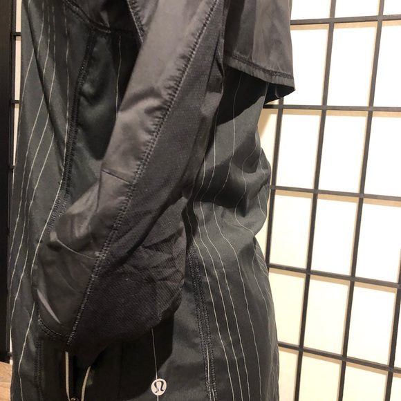 Lululemon reflective reversible wind jacket size 4 - Picture 2 of 8